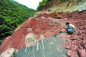 云南“史上最短命公路”追踪:官方否认抢工期