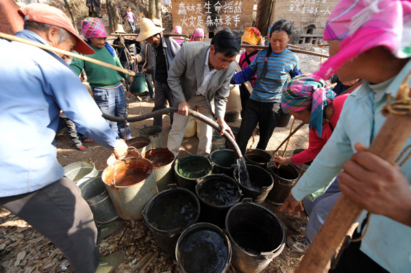云南旱情:贫困彝村买水度日