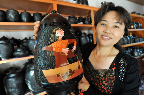 彝家女传承古技艺 小黑陶开拓大市场