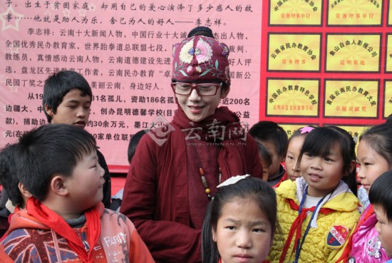 杨丽萍金飞豹邀请德馨学校孩子们看演出（组图）