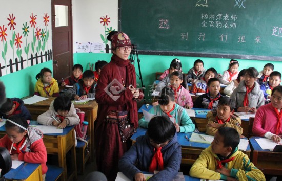 杨丽萍金飞豹邀请德馨学校孩子们看演出（组图）