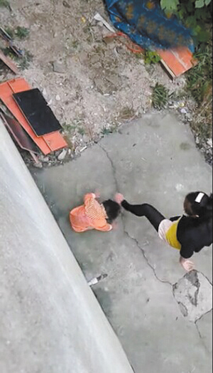 疑云南一女子踢打孩子被拍视频网友称要“人肉”她
