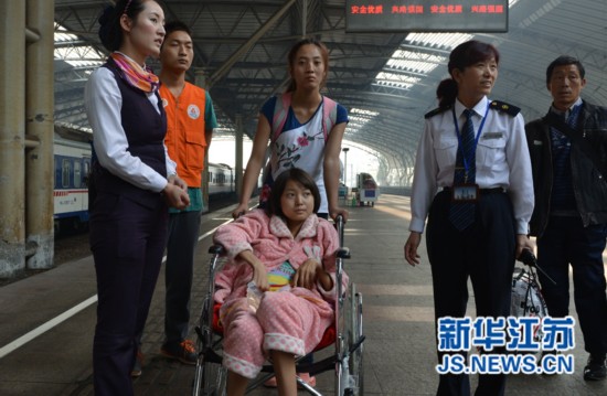 云南女孩不远万里来宁救妹 南京铁路爱心接力