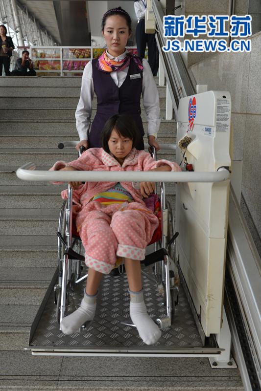 云南女孩不远万里来宁救妹 南京铁路爱心接力