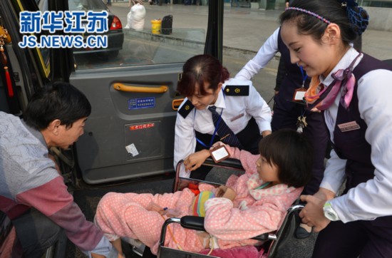 云南女孩不远万里来宁救妹 南京铁路爱心接力