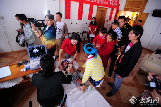 组图：千里救助先心病患儿 帮助77个先心病患儿贫困家庭