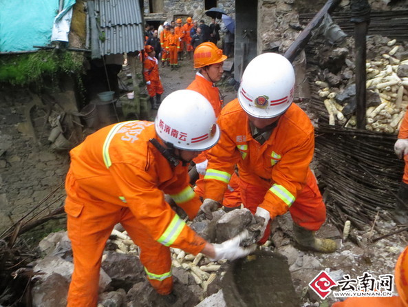 云南镇雄山体滑坡3人被埋 消防搜救出1名遇难者遗体
