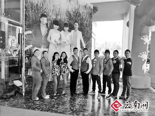 云南壮观婚礼 1对双胞姐妹结婚7对双胞来捧场