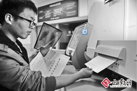 43医院率先引进自助取片机扫一扫 X光片就出来
