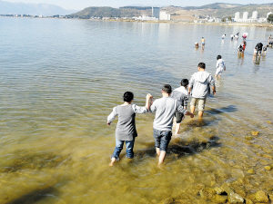 云南抚仙湖北岸启动万亩“退房还湖”