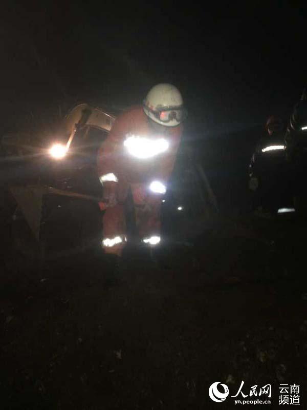 云南东川山体滑坡仍有9人失踪救援难度大