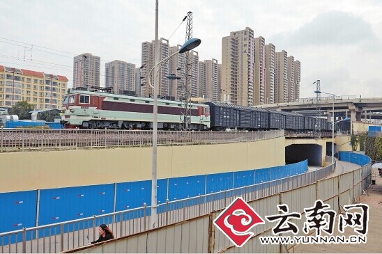 昆明官南立交铁路框架桥昨起施工 早高峰短时拥堵