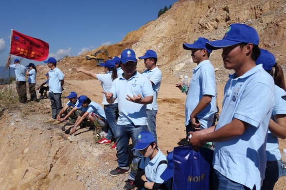 珠宝小镇海华学院管理菁英班到勐丹村爱国小学开展联谊活动