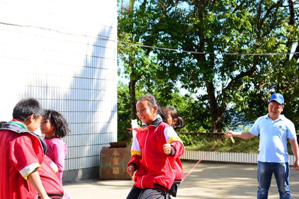 珠宝小镇海华学院管理菁英班到勐丹村爱国小学开展联谊活动