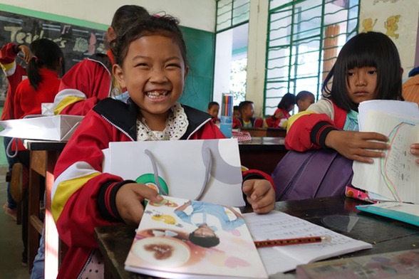 珠宝小镇海华学院管理菁英班到勐丹村爱国小学开展联谊活动