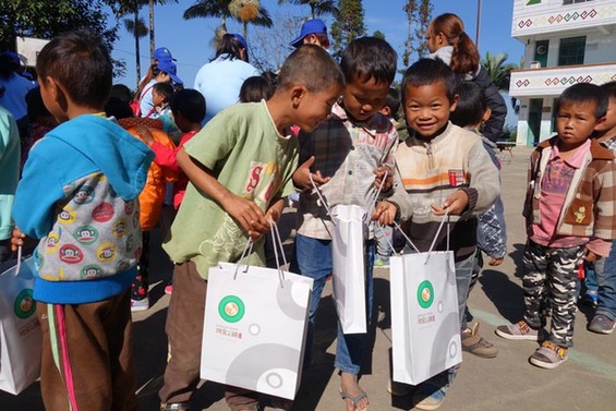 珠宝小镇海华学院管理菁英班到勐丹村爱国小学开展联谊活动