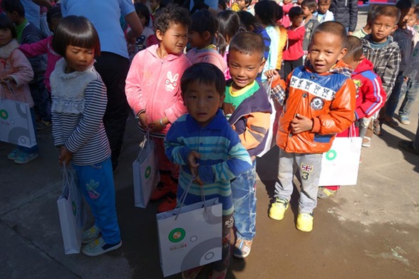 珠宝小镇海华学院管理菁英班到勐丹村爱国小学开展联谊活动