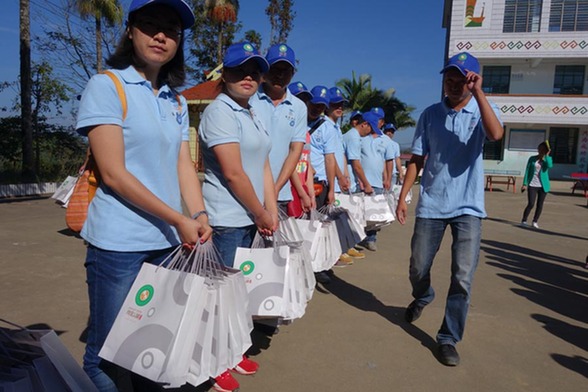 珠宝小镇海华学院管理菁英班到勐丹村爱国小学开展联谊活动