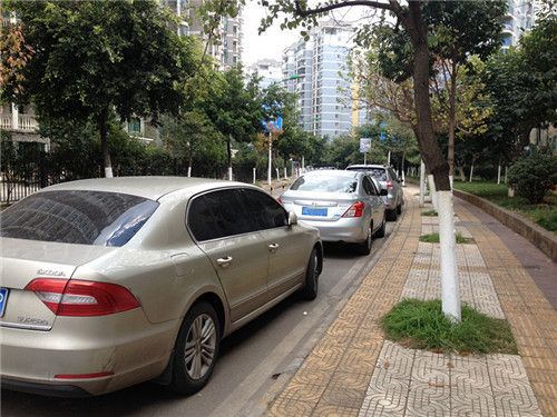 网友质疑昆明世纪城停车收费合法性 官方称收费路段属市政道路