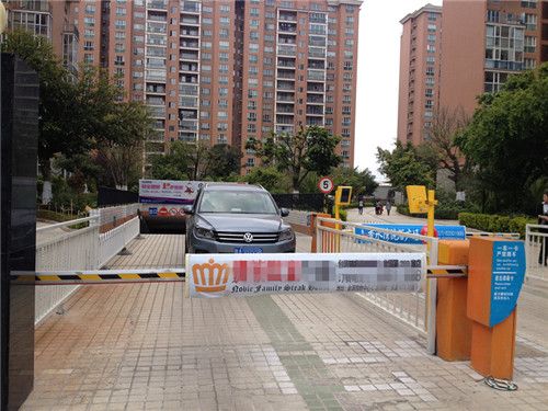 网友质疑昆明世纪城停车收费合法性 官方称收费路段属市政道路