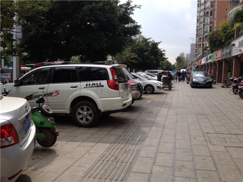网友质疑昆明世纪城停车收费合法性 官方称收费路段属市政道路