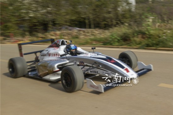 云南雄风车队F4方程式赛车首亮相 山路方程式速度与激情同在