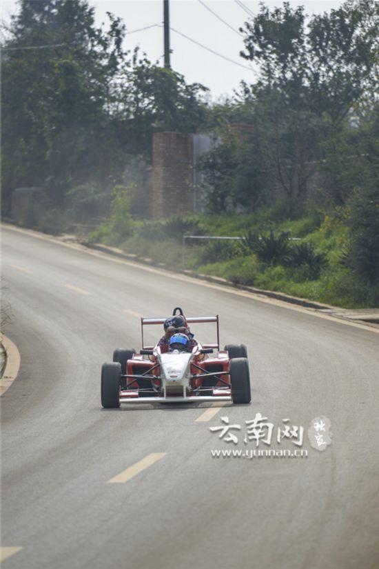 云南雄风车队F4方程式赛车首亮相 山路方程式速度与激情同在