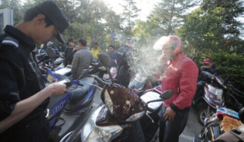 昆明各地铁站“黑车”猖獗 警方突击整治乱象