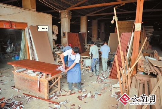 记者探访山坳中的家具市场：碎木变身实木门 昆产家具成“港货”