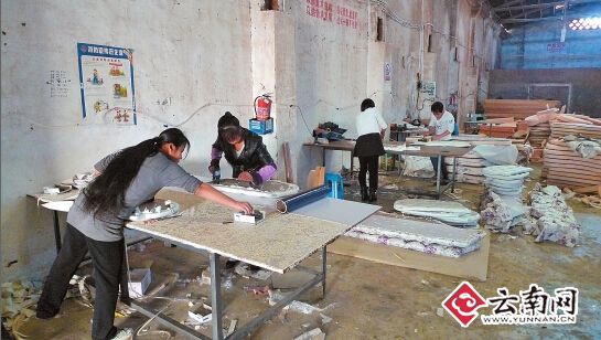 记者探访山坳中的家具市场：碎木变身实木门 昆产家具成“港货”
