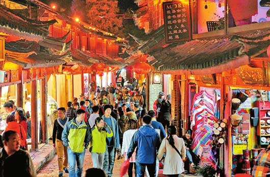 丽江旅游入冬“不降温” 古城内游客如织