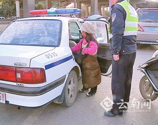 袖珍女昆明高架桥上漫步 交警提醒：行人不得上二环快速