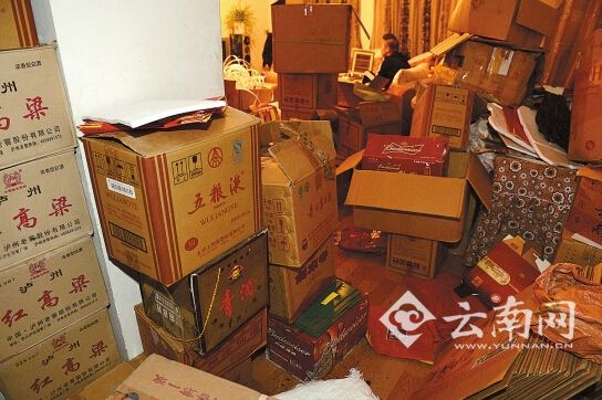 昆明警方查获一制假窝点 收缴600余瓶假名酒