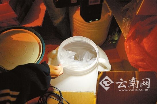 昆明警方查获一制假窝点 收缴600余瓶假名酒