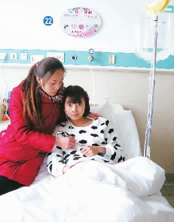 妹妹患重病 姐姐不离不弃守候
