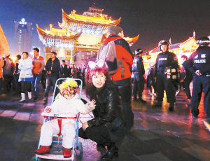 南屏街片区整治效果明显 “飞雪”少了 欢乐不减