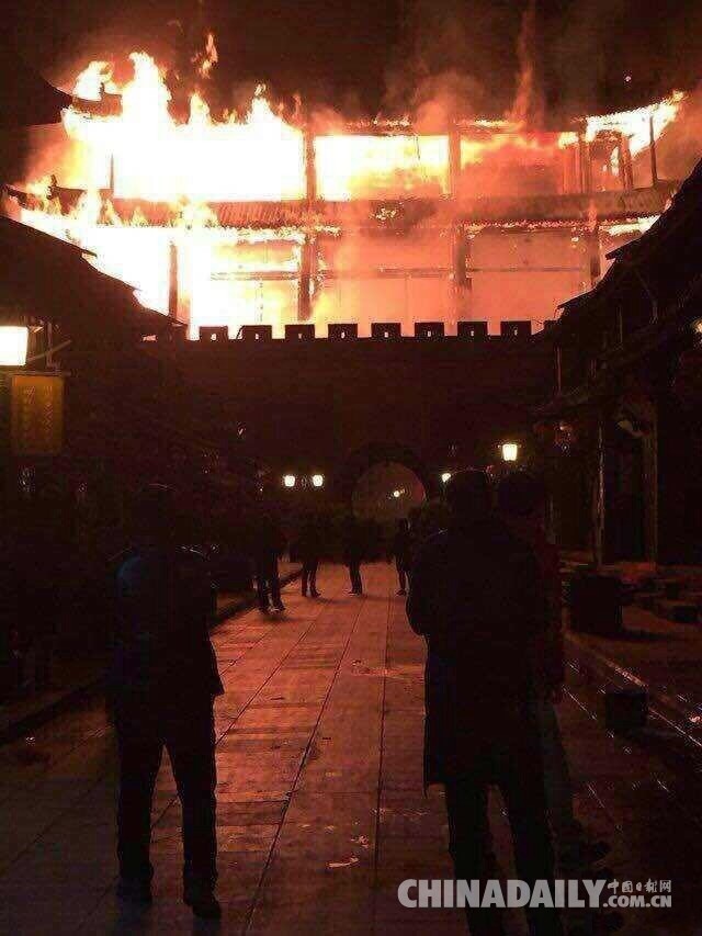云南大理州巍山县古城楼今晨失火