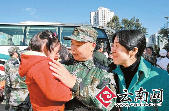 成都军区昆明总医院医疗队赴利比里亚执行埃博