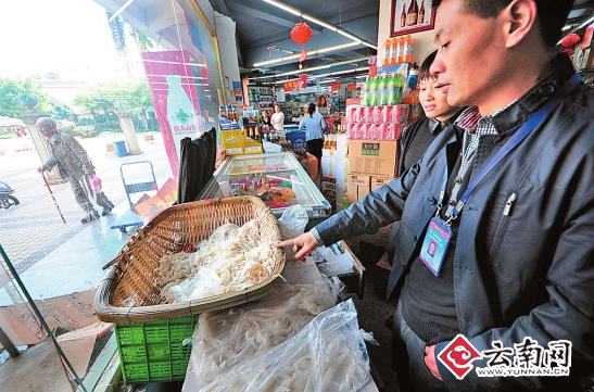昆明869个米线摊点发放“放心米线”公示栏