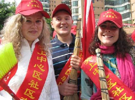 昆明关上开展“万名志愿者进社区清洁活动”