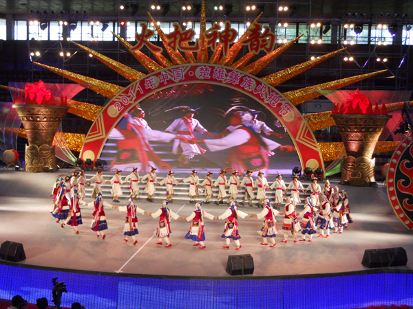 2011楚雄彝族火把节如火如荼举行