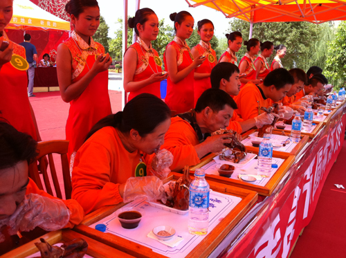 云南宜良举办吃烤鸭大赛