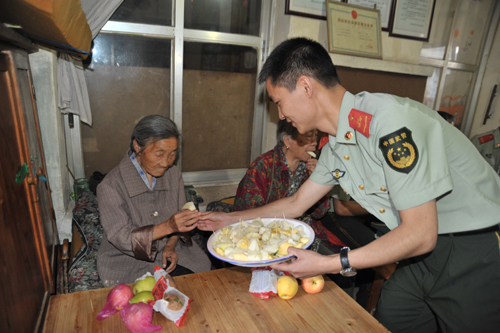 云南武警总队官兵看望孤寡老人