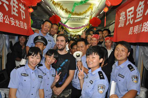 月到中秋分外明 警民联欢一家亲