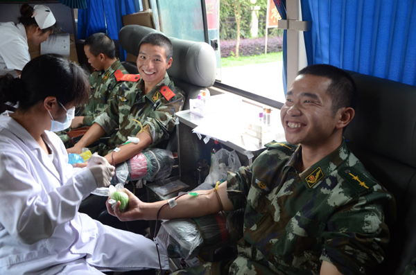 昆明血库告急 武警官兵无偿献血4万毫升