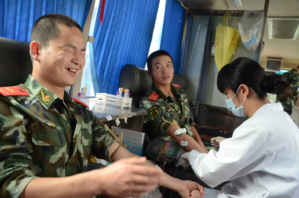 昆明血库告急 武警官兵无偿献血4万毫升