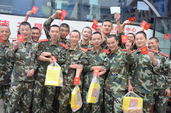 昆明血库告急 武警官兵无偿献血4万毫升