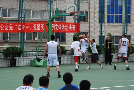 昆铁警方系列文体活动隆重纪念建国62周年华诞