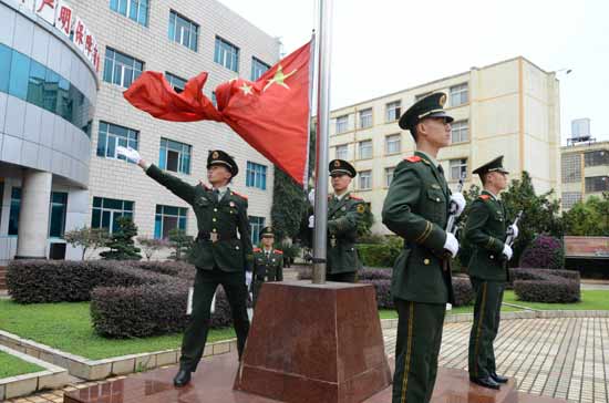 完好视频！广场举办2024年国庆升旗典礼