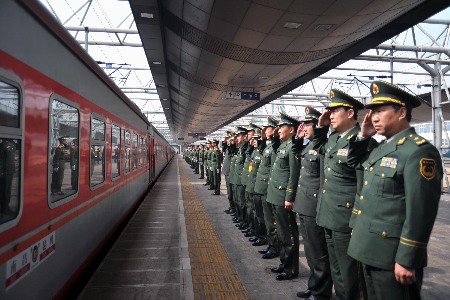 武警云南总队数千老兵离队返乡